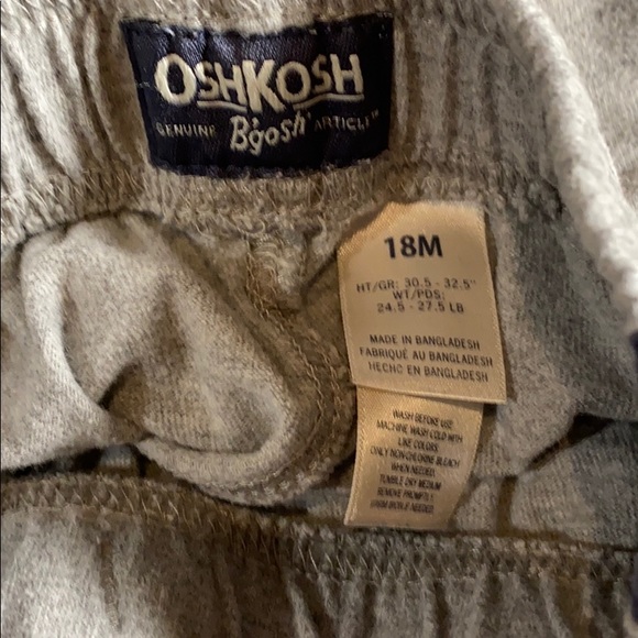 Boys 18M shorts - Picture 3 of 3